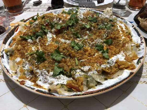 Foto von Afghanische Aushak mit Joghurtsoße – fertig angerichtet