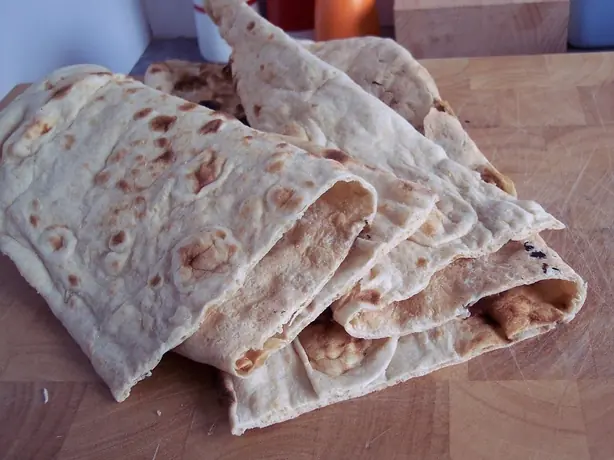 Foto von Persisches Barbari-Brot mit Sesam – fertig angerichtet