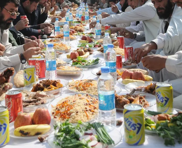 Afghan men feasting – Foto: Tech. Sgt. Brian Boisvert (PUBLIC DOMAIN)