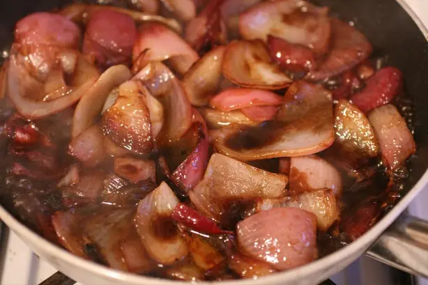 Foto von Italienische Agrodolce Sauce – fertig angerichtet