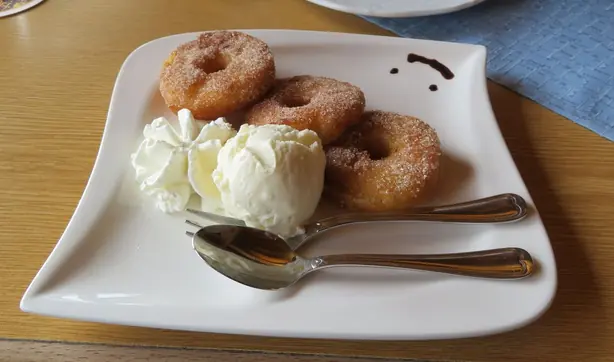 Foto von Schwäbische Apfelküchle Klassisch – fertig angerichtet