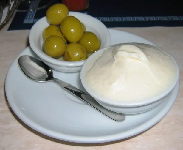Foto von Klassische Spanische Aioli (2) – fertig angerichtet