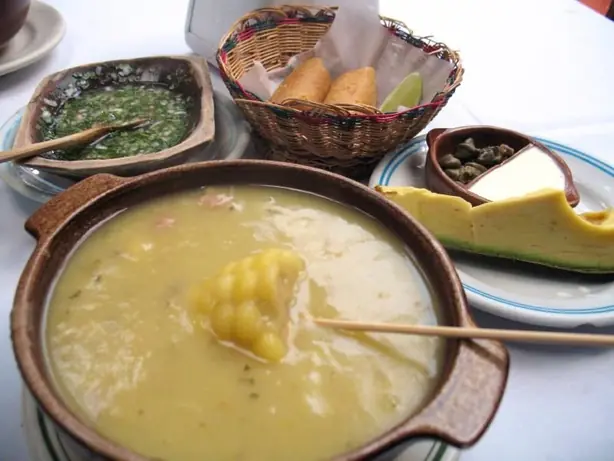 Foto von Kolumbianischer Ajiaco Bogotá – fertig angerichtet