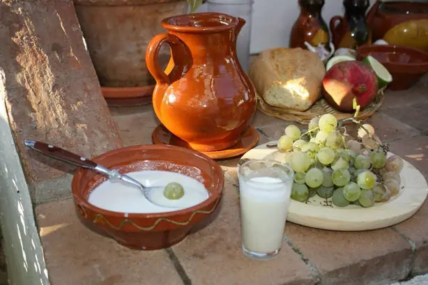 Foto von Andalusische Ajoblanco klassisch – fertig angerichtet