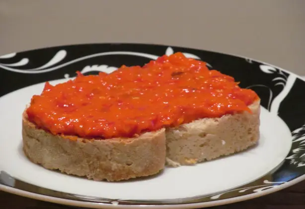 Foto von Klassisches Ajvar vom Balkan – fertig angerichtet