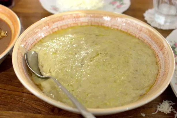Foto von Traditioneller Harissa Weizenbrei – fertig angerichtet