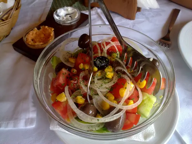 Albanian salad, Albanian cuisine, Albanian Food – Foto: Antti T. Nissinen (CC BY 2.0)