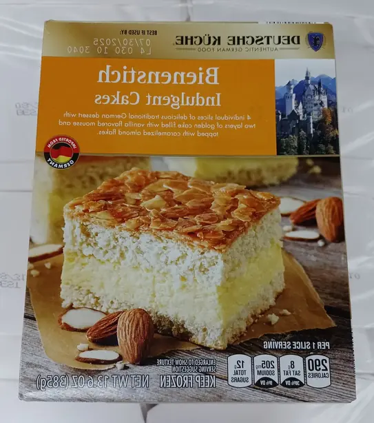 Foto von Klassischer Bienenstich aus Deutschland – fertig angerichtet