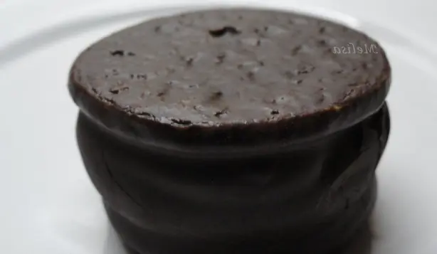 Alfajor chocolate negro – Foto: ♥Melu♥Rogi♥ (CC BY-SA 2.0)