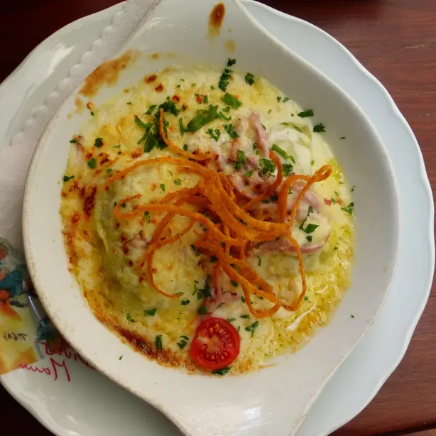 Foto von Schwäbische Maultaschen klassisch – fertig angerichtet