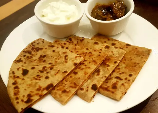 Foto von Aloo Paratha – fertig angerichtet