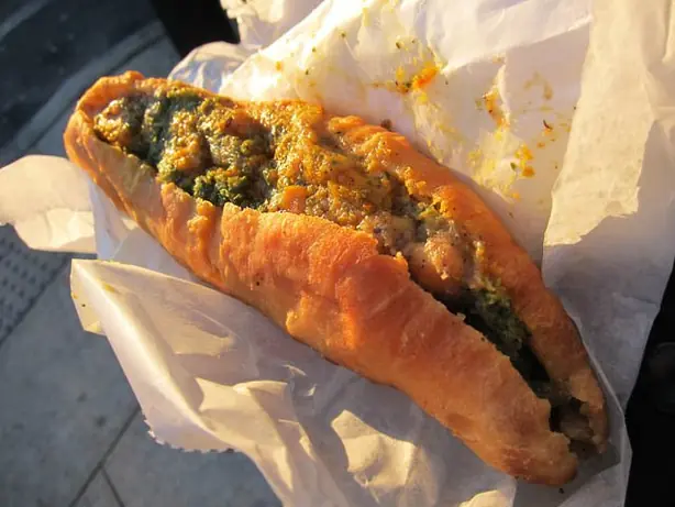 Foto von Trinidad Aloo Pie – fertig angerichtet