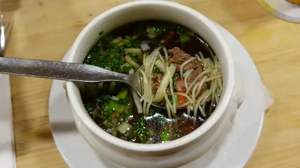 Foto von Alt-Wiener Suppentopf klassisch – fertig angerichtet