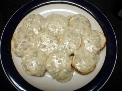 Foto von Südstaaten Sausage Gravy klassisch – fertig angerichtet