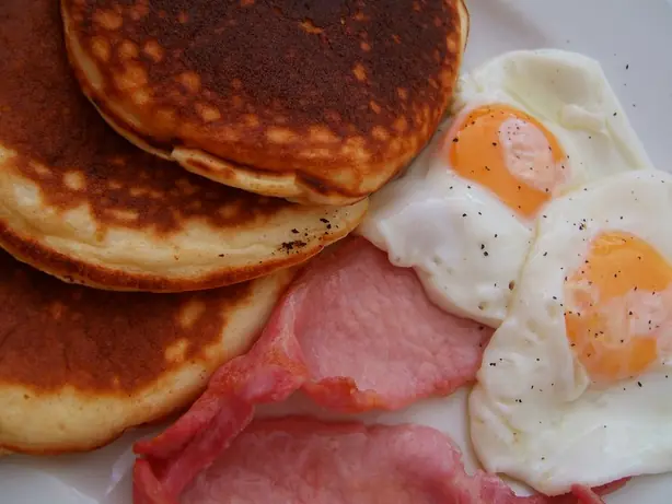 Foto von Amerikanisches Frühstück klassisch – fertig angerichtet