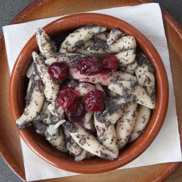 Foto von Slowakische Šúľance mit Mohn – fertig angerichtet