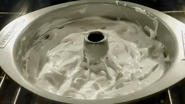 Angel Food Cake batter in oven – Foto: Stephen Greenwood (CC BY 3.0)