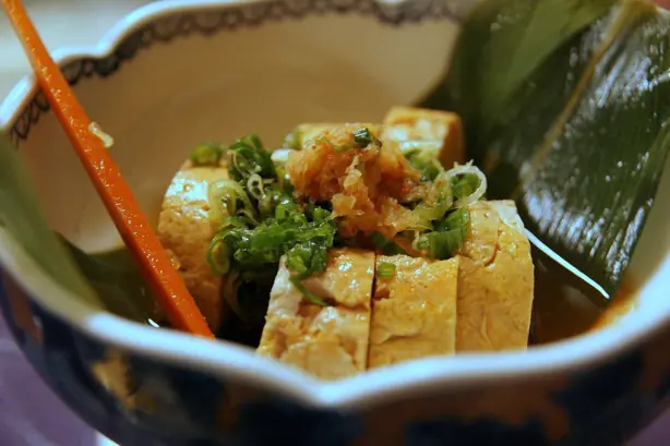 Foto von Ankimo – japanische Fischleber – fertig angerichtet