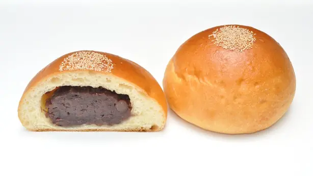 Foto von Japanischer Anpan mit Bohnenfüllung – fertig angerichtet