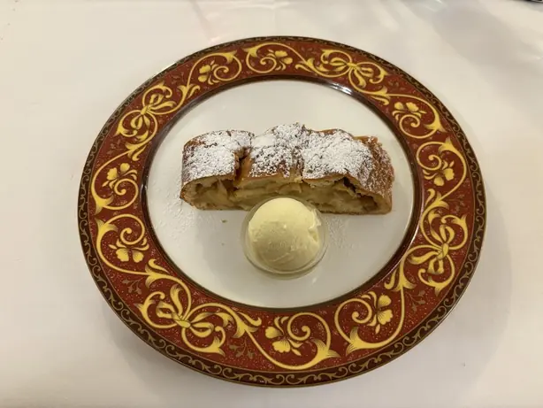 Foto von Wiener Apfelstrudel klassisch (3) – fertig angerichtet