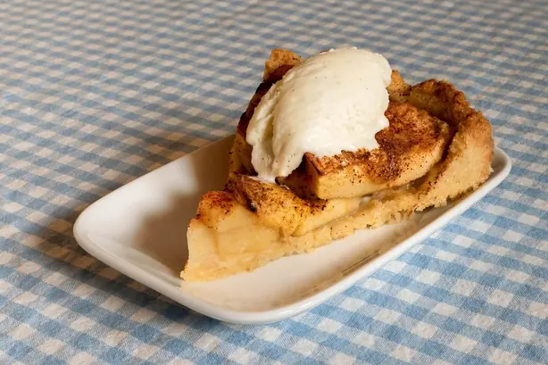 Foto von Klassischer Apfelkuchen – fertig angerichtet