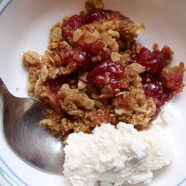 Foto von Amerikanischer Apple Crisp klassisch – fertig angerichtet