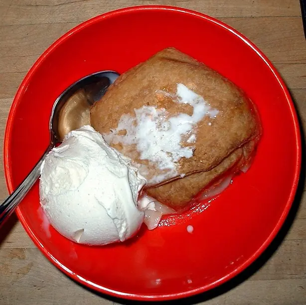 Foto von Apfeldampfnudeln – fertig angerichtet