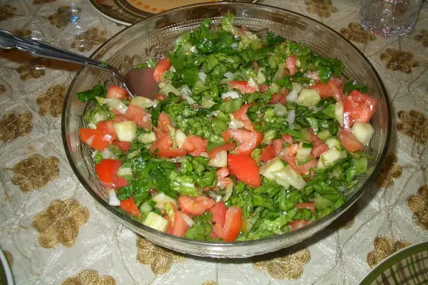 Foto von Levantinischer Shanklish-Salat – fertig angerichtet