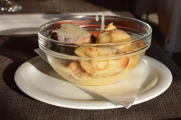 Foto von Ungarische Arany Galuska mit Nüssen – fertig angerichtet