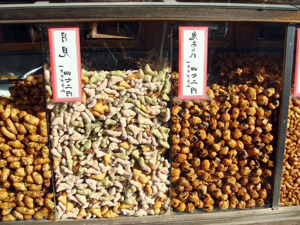 Foto von Japanische Arare-Knabbercracker – fertig angerichtet