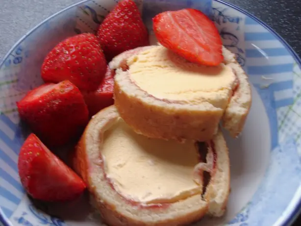 Foto von Britischer Arctic Roll mit Himbeeren – fertig angerichtet