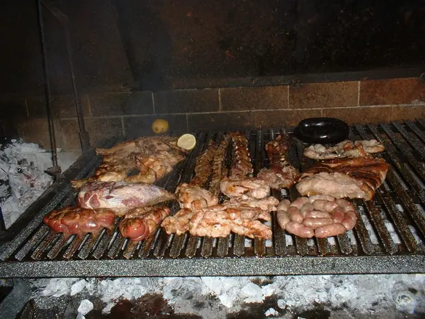 Foto von Argentinisches Asado mit Chimichurri – fertig angerichtet