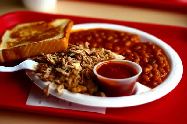 Foto von Amerikanisches Smoked BBQ Rippchen – fertig angerichtet