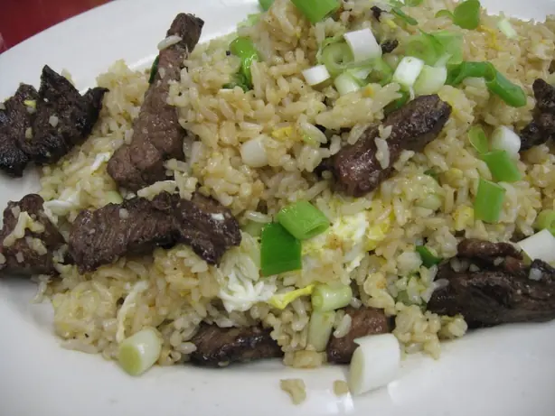 Foto von Peruanisches Arroz Chaufa mit Huhn – fertig angerichtet