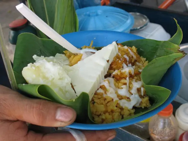 Foto von Kolumbianischer Mullet-Reis (Arroz de lisa) – fertig angerichtet