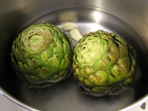 Artichokes being cooked – Foto: Pepperedjane (PUBLIC DOMAIN)