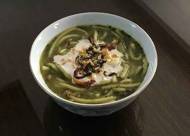 Foto von Afghanische Aush mit Nudeln & Joghurt – fertig angerichtet