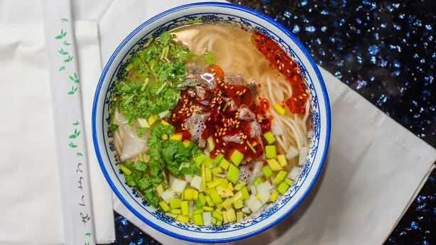 Foto von Chinesische Handgezogene Nudeln Lamian – fertig angerichtet