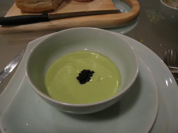 Foto von Mexikanische Avocado-Suppe kalt – fertig angerichtet