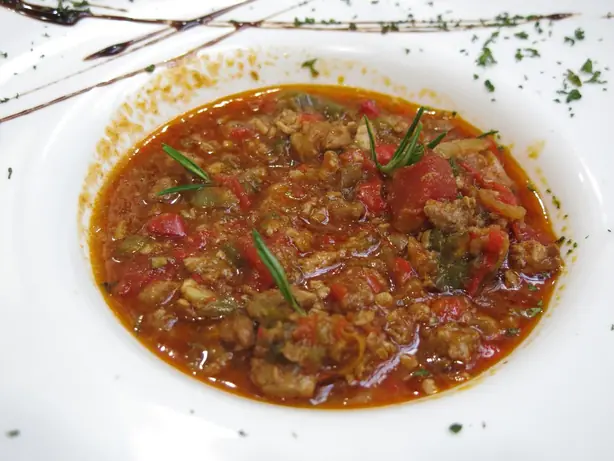 Foto von Basques Axoa mit Kalbfleisch und Espelette – fertig angerichtet