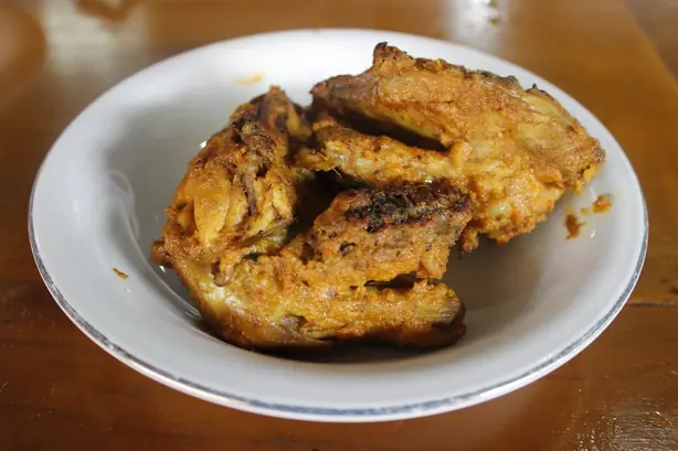 Ayam bakar Aie Badarun – Foto: D.W. Fisher-Freberg (CC BY-SA 3.0)