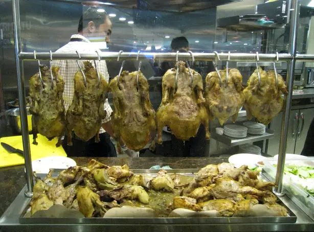 Foto von Balinesisches Ayam Betutu mit Gewürzpaste – fertig angerichtet