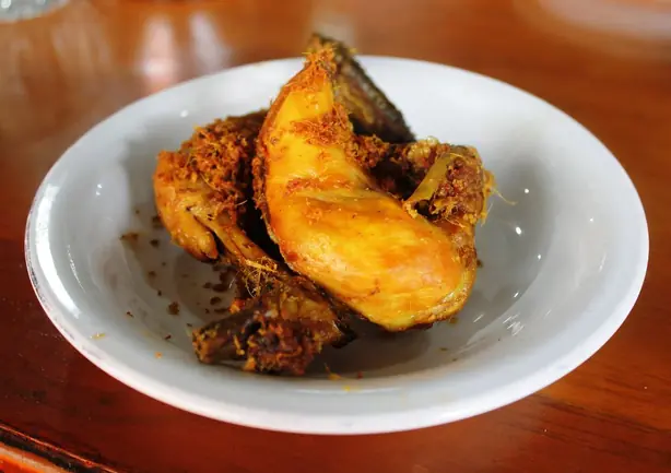 Foto von Indonesisches Ayam Goreng mit Kurkuma – fertig angerichtet