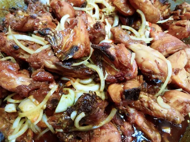 Foto von Javanisches Ayam Kecap mit süßer Sojasauce – fertig angerichtet