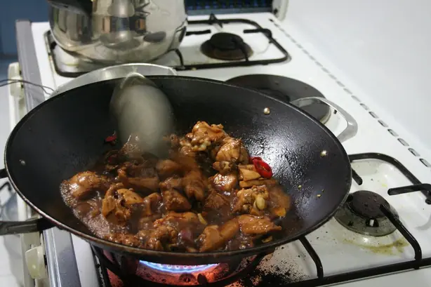 Foto von Javanisches Ayam Kecap mit süßer Sojasauce – fertig angerichtet