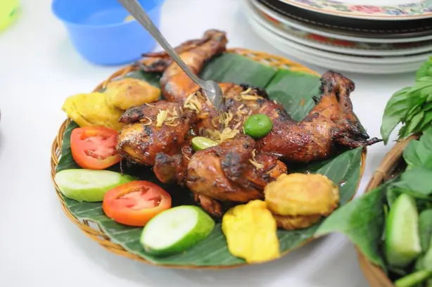 Foto von Indonesisches Ayam Bakar (Grilled Chicken) – fertig angerichtet