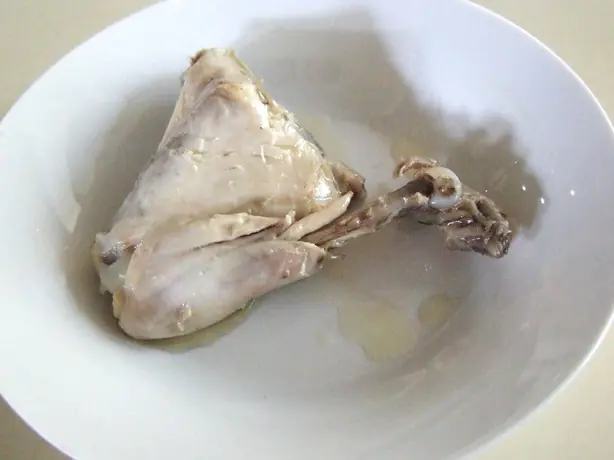 Foto von Indonesisches Ayam Pop – Minangkabau-Frittiertes Hähnchen – fertig angerichtet