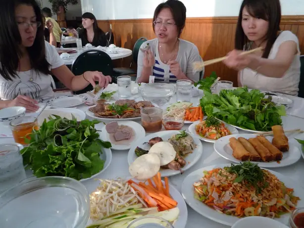 Foto von Vietnamesisches Bò 7 món – Sieben-Beef-Menü – fertig angerichtet