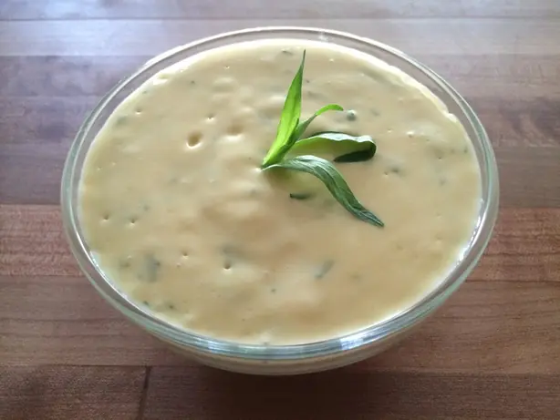 Foto von Französische Béarnaise-Sauce klassisch – fertig angerichtet