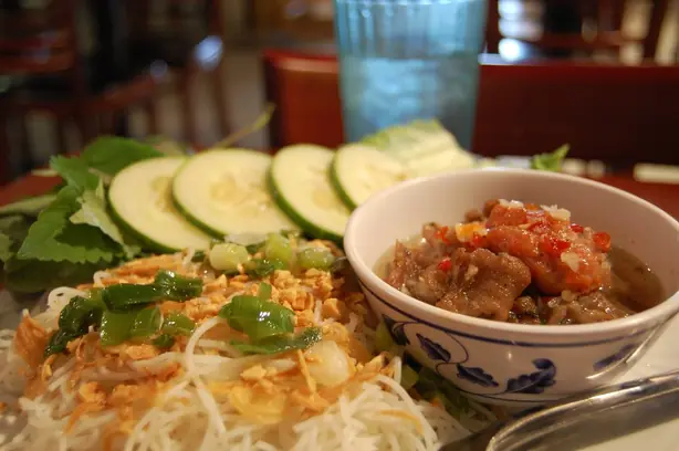 Foto von Hanoier Bún Chả mit gegrilltem Schwein – fertig angerichtet